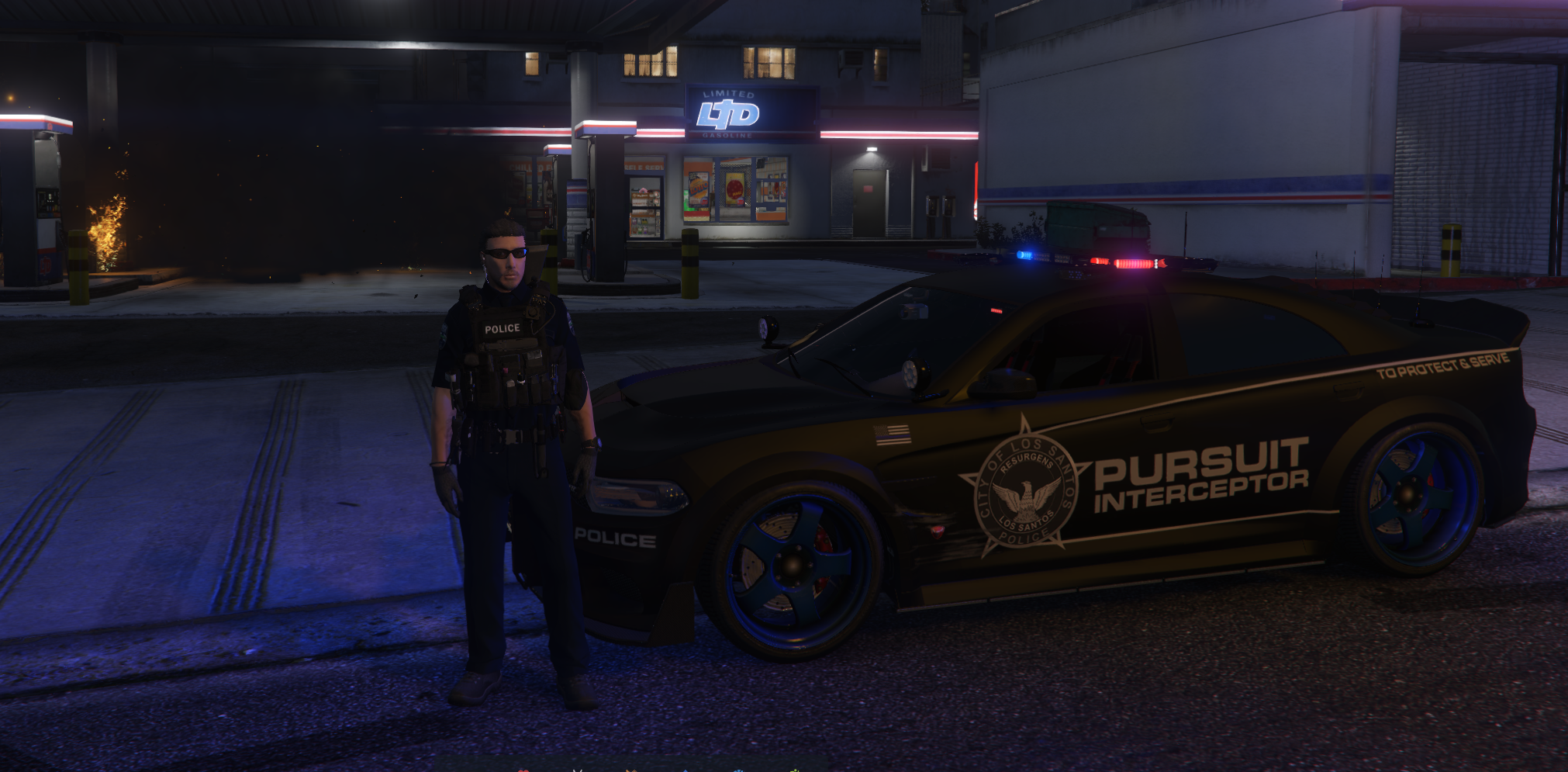 LSPD Police Interceptor und Polizeibeamter im nächtlichen Einsatz